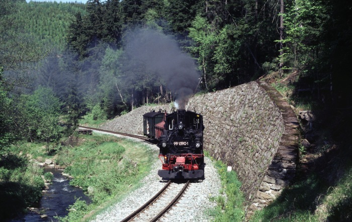 99&nbsp;1590 mit Sonder-Gz an der Steinmauer zwischen Schmalzgrube und Schlössel, am 25.05.2001