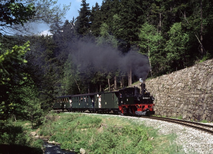 99&nbsp;1590 mit Personenzug an der Steinmauer zwischen Schmalzgrube und Schlössel, am 25.05.2001