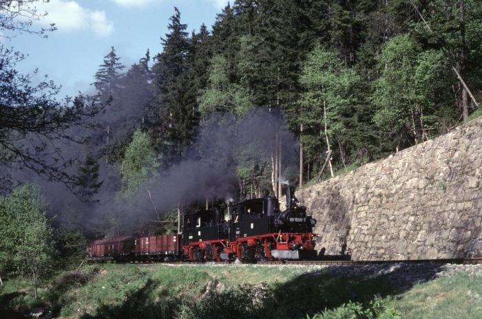 99&nbsp;1568 + 99&nbsp;1590 mit kombiniertem GmP an der Steinmauer zwischen Schmalzgrube und Schlössel, am 25.05.2001