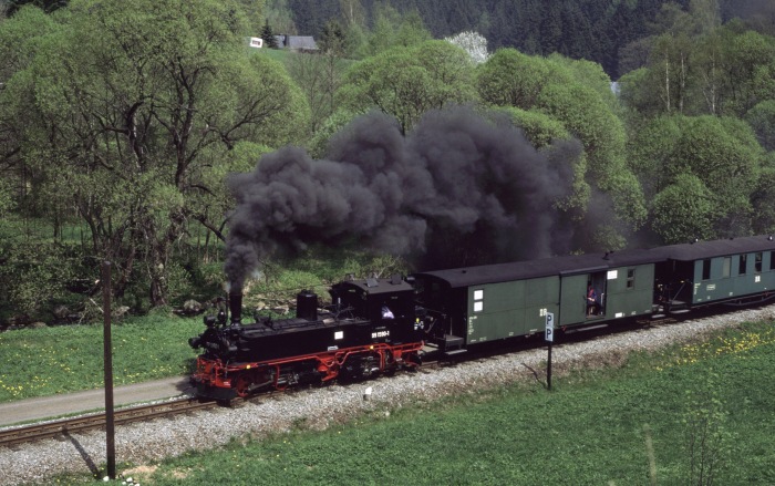 99&nbsp;1590 mit Personenzug ->Jöhstadt hinter Schmalzgrube, am 10.05.2002
