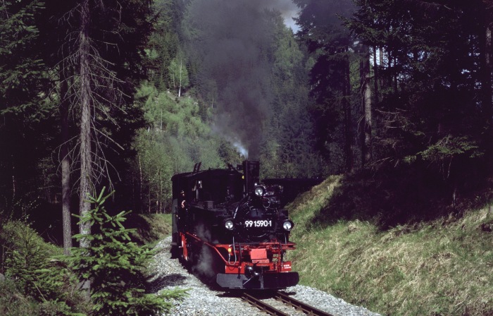 99&nbsp;1590 mit Personenzug im Tal zw. Schmalzgrube und Schlössel, am 10.05.2002