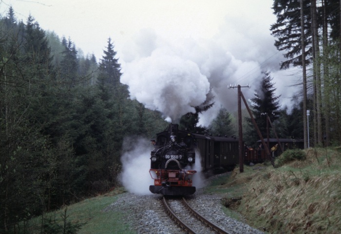 99&nbsp;1568 mit Personenzug der Preßnitztalbahn vor der Kurve zwischen Schmalzgrube und Schlössel, am 05.05.2005 um 14:30h