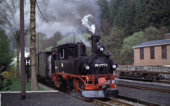 99&nbsp;1590 mit Zug Nr.15 einfahrend Schmalzgrube, am 05.05.2005