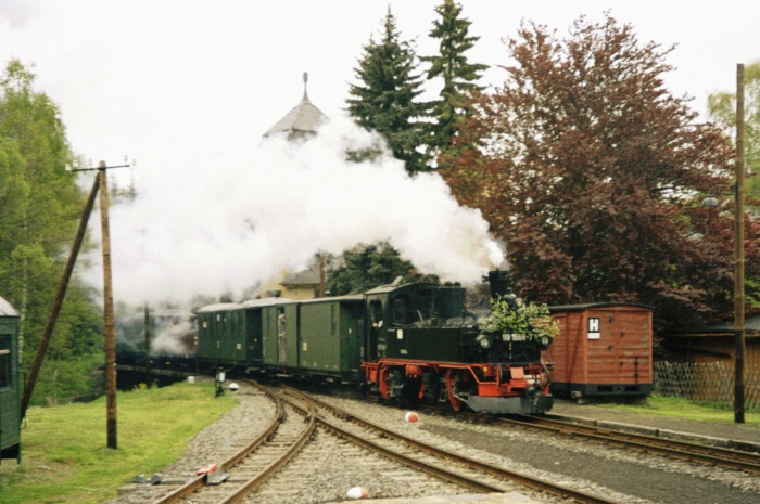 99&nbsp;1568 mit Personenzug einfahrend in Schlössel, am 25.05.2005