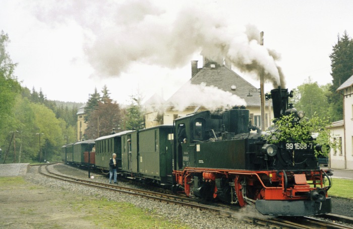 99&nbsp;1568 vor Personenzug nach Jöhstadt im Bahnhof Schlössel, um 12:40h am 25.05.2006