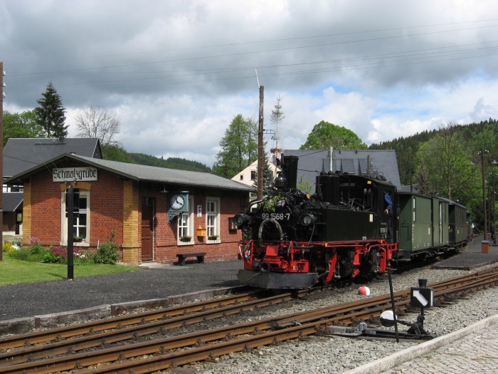 99&nbsp;1568 vor Zug Nr.11 im Bahnhof Schmalzgrube, am 17.05.2007
