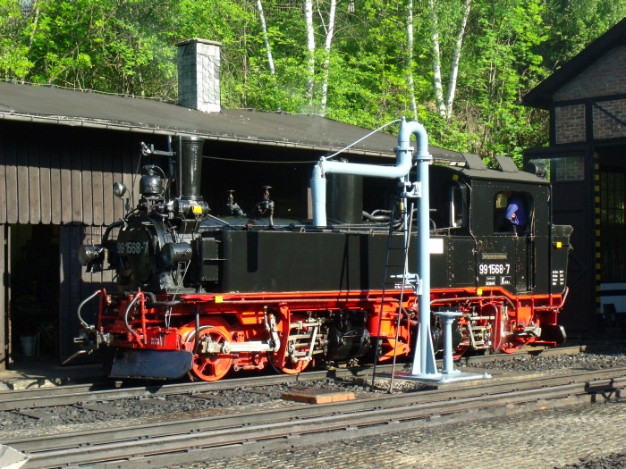 99&nbsp;1568 nahe Wasserkran vorm Lokschuppen Bw Jöhstadt, um 7:59h am 26.05.2012