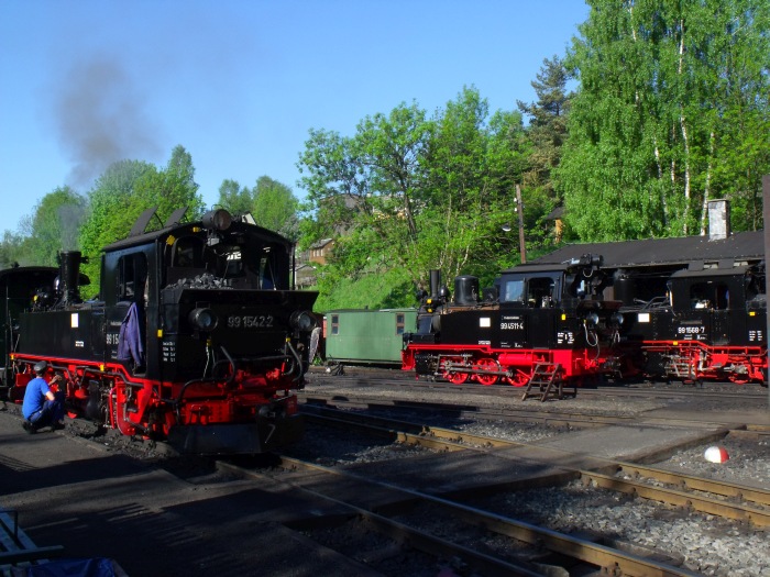 99&nbsp;1542&nbsp;Tv am Zug&nbsp;20, dahinter 99&nbsp;4511 und 99&nbsp;1568 im Bw Jöhstadt, um 8:10h am 26.05.2012
