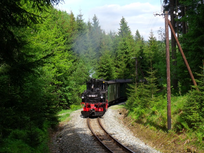 99&nbsp;1568 mit Zug Nr.27 auf der Preßnitztalbahn, in der engen Kurve bei km&nbsp;20,2 im Schwarzwasser- Tal zwischen Schmalzgrube und Schlössel, um 16:28 am 26.05.2012