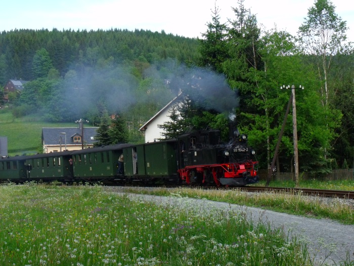 99&nbsp;1542 mit Zug Nr.29 hinter Ausfahrt Schmalzgrube, um 18:26h am 26.05.2012