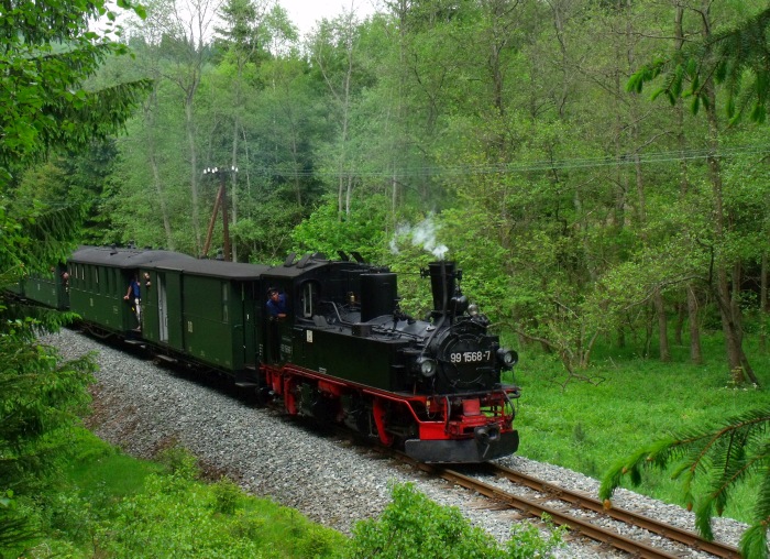 99&nbsp;1568 mit Zug Nr.&nbsp;25 hinter der Schwarzwasserbrücke vor Einfahrt Schlössel, um 14:38h am 27.05.2012
