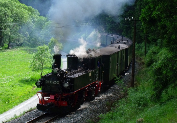 99&nbsp;1568 mit Zug Nr.21 in der großen weiten Kurve im Tal weit hinter Schmalzgrube, um 10:29h am 28.05.2012