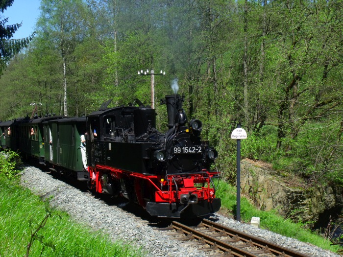 99&nbsp;1542 mit Zug Nr.25 an der Einfahrt von Schlössel kam spät genug, um - leider! - nicht anhalten und wieder anfahren zu müssen, um 14:38h am 19.05.2013