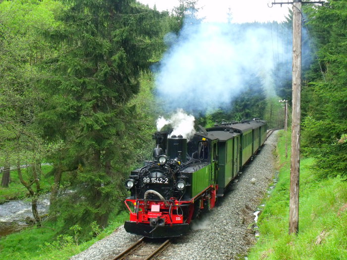 99&nbsp;1542 mit Zug Nr.23 direkt neben dem laut rauschenden “Schwarzwasser”, fotografiert hinter der Kurve mit der berühmten Naturstein-Stüzmauer, um 12:33h am 20.05.2013