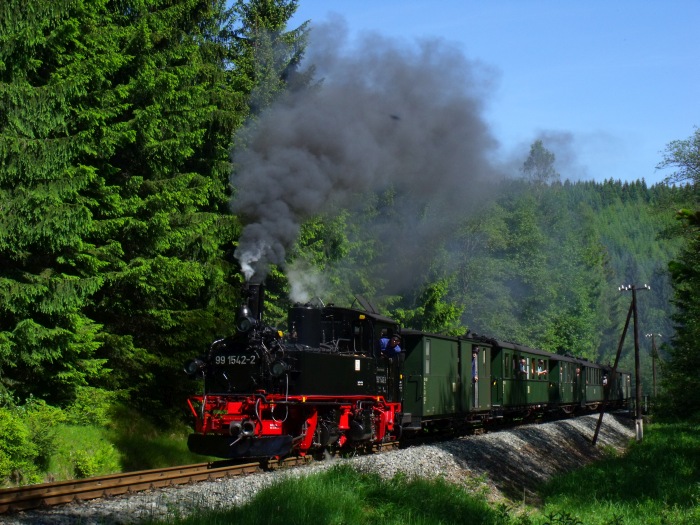 99&nbsp;1542 mit Zug Nr.21 hinter der Schwarzwasser- Brücke am Loreleifelsen und vor der Einfahrt Schlössel, um 10:37h am 07.06.2014