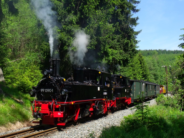 99&nbsp;1590 + 99&nbsp;4511 mit Zug Nr.11 fahren gerade wieder an, Einfahrt von Schlössel, um 11:40h am 07.06.2014