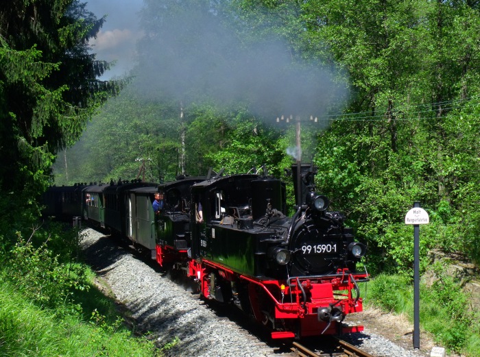 99&nbsp;1590 + 99&nbsp;4511 mit Zug Nr.25 Anfahrt an der Einfahrt von Schlössel, um 14:40h am 07.06.2014