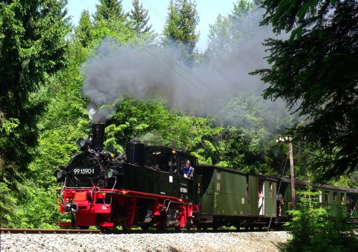99&nbsp;1590 mit Zug Nr.23 in der Kurve hinterm Haltepunkt (natürlich ohne Halt....) und dem Loreleifelsen, um 12:32h am 08.06.2014