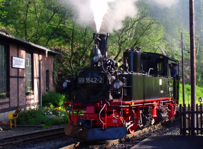99&nbsp;1542 setzt um (für Zug&nbsp;20), neben dem Lokschuppen in Jöhstadt, um 7:56h am 26.05.2012
