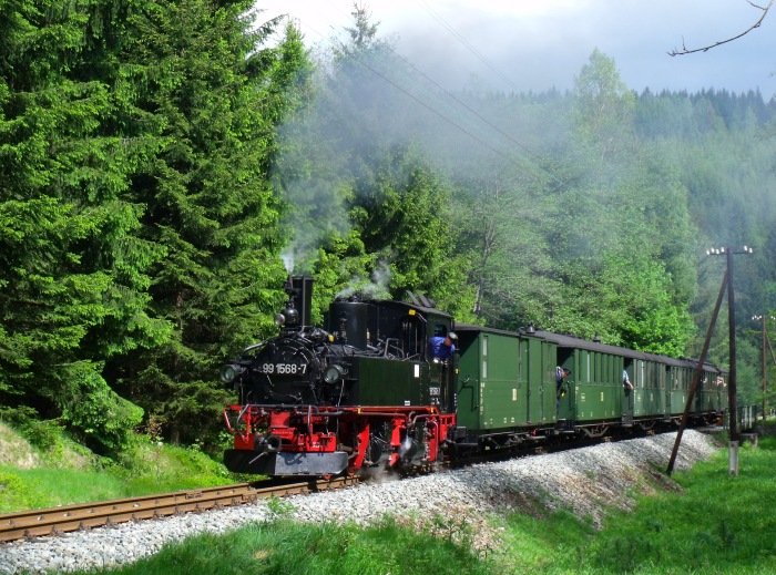 99&nbsp;1568 mit Zug Nr.21 hinter der Schwarzwasserbrücke vor Schlössel, um 10:38h am 27.05.2012