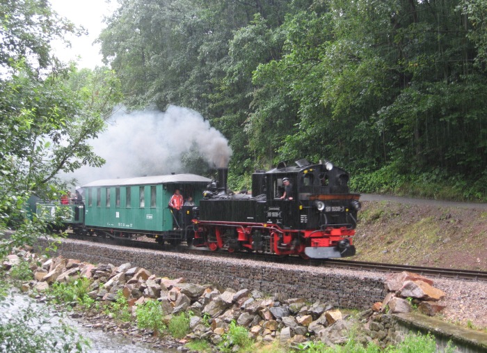 99&nbsp;1608&nbsp;Tv mit  P&nbsp;5207 nach Hainsberg abwärts fahrend, einfahrend Haltepunkt Spechtritz, um 15:00h am 18.07.2009