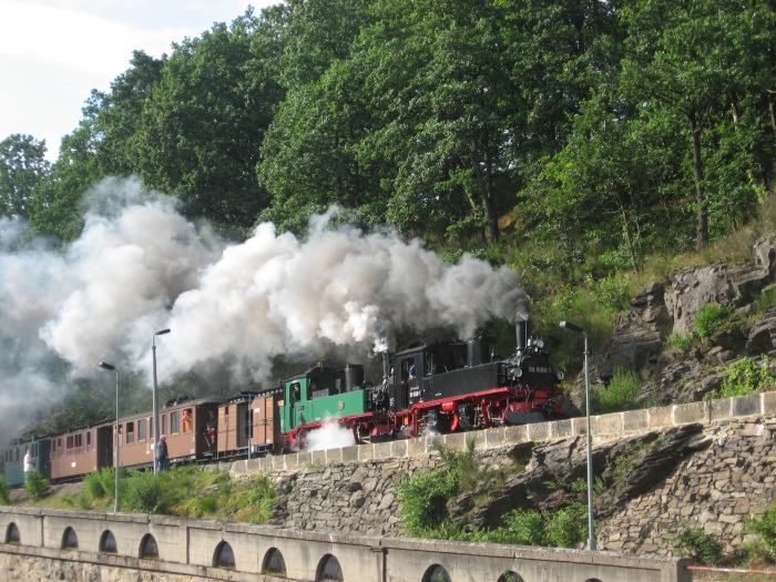 99&nbsp;1608 + Nr.176 vorm P&nbsp;5210 Ausfahrt Seifersdorf, am 19.07.2009