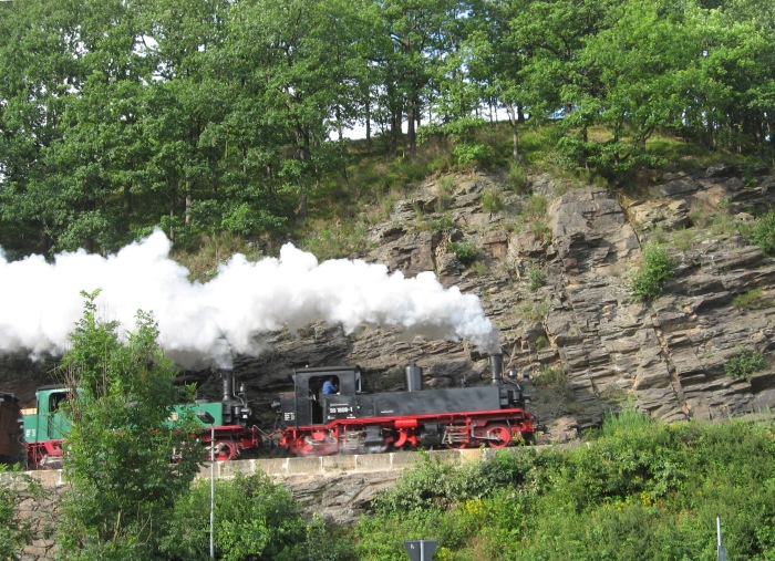 99&nbsp;1608 + Nr.176 mit dem P&nbsp;5210 an sehr bekanntem und vielfotografierten Ort: Ausfahrt Seifersdorf, um 18:10h am 19.07.2009