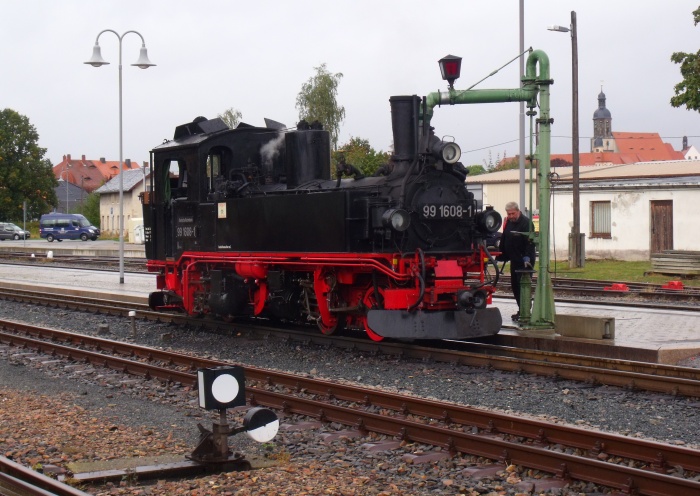 99&nbsp;1608 ist mit P&nbsp;5304 in Dippoldiswalde soeben eingetroffen und erhält nun am Bahnsteigende in Dippoldiswalde notwendiges neues Wasser, um 10:00h am 25.09.2019