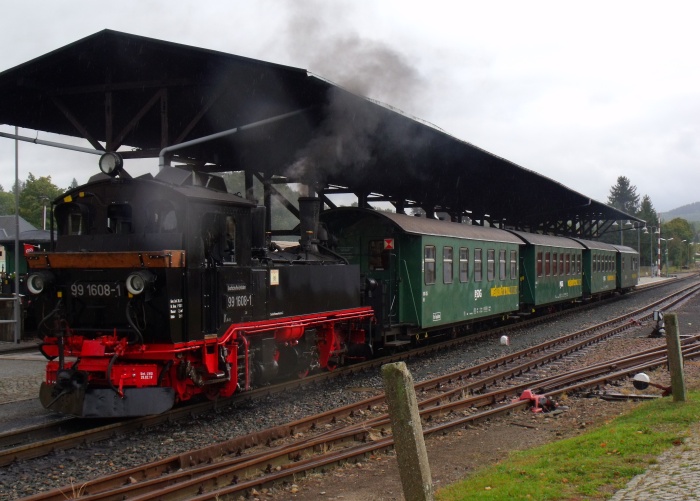 99&nbsp;1608&nbsp;Tv vor P&nbsp;5305 nach Hainsberg im Bf Dippoldiswalde, um 15:25h am 25.09.2019