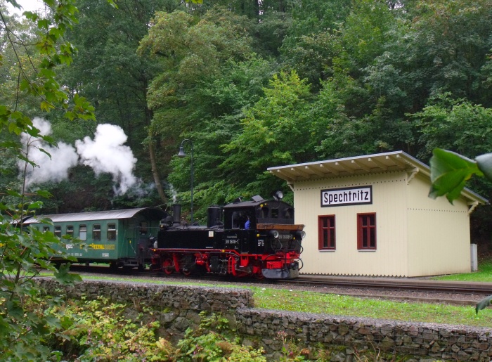 99&nbsp;1608&nbsp;Tv mit P&nbsp;5301 nach Hainsberg fährt Haltepunkt Spechtritz ein, um 10:50h am 26.09.2019