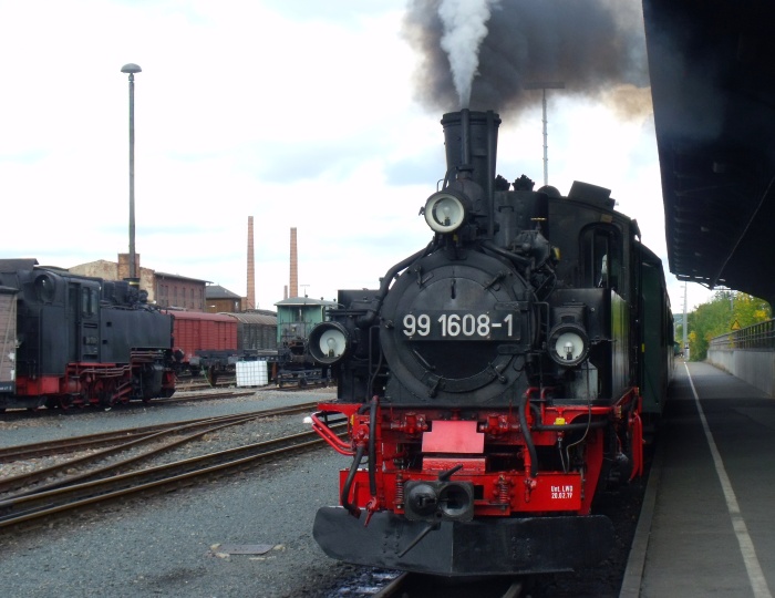 99&nbsp;1608 vorm P&nbsp;5304 nach Dipps, zu sehen am Bahnsteig in Freital-Hainsberg, um 14:22h am 26.09.2019