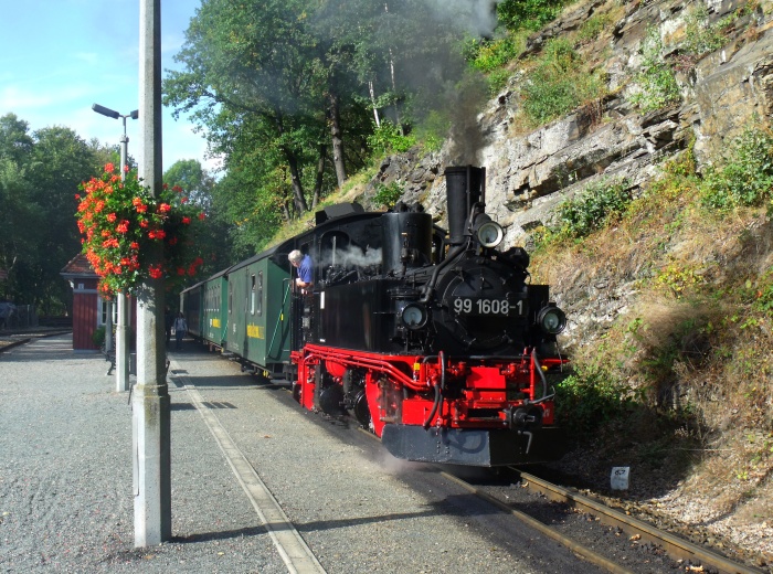 99&nbsp;1608 vorm P&nbsp;5304 beim Halt im hübschen kleinen Bahnhof Seiferdorf, um 14:56h am 26.09.201