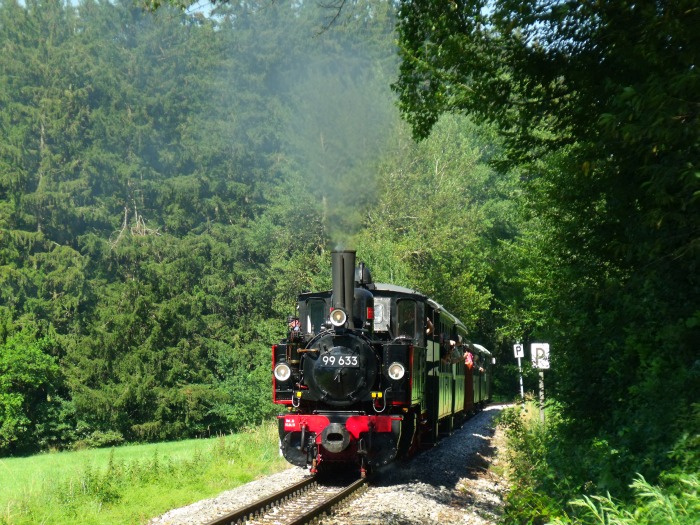 99&nbsp;633 mit Zug Ochsenhausen&rarr;Warthausen oberhalb von Reinstetten bei dem bekannten und berühmten Km&nbsp;16,4, um 16:32h am 10.07.2016