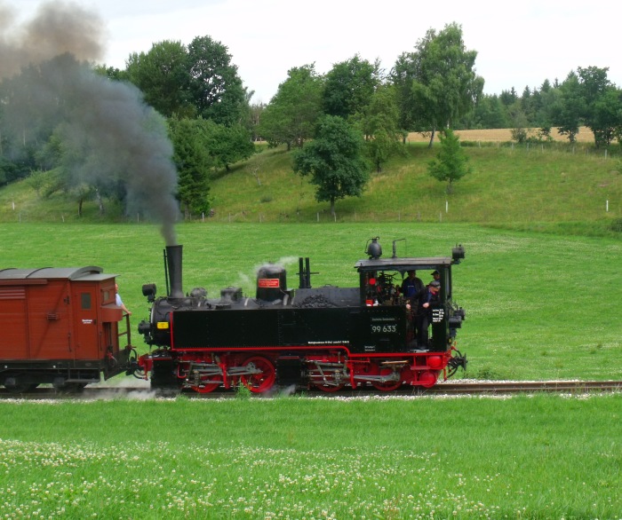 99&nbsp;633&nbsp;(Tv) mit dem ersten Zug des Tages nach Ochsenhausen in der Steigung bei Wennedach, um 11:18h am 09.07.2017