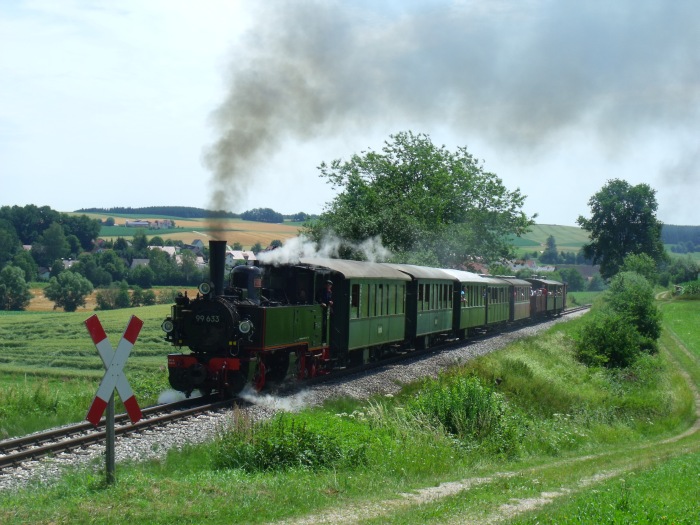 99&nbsp;633 mit Zug von Ochsenhausen nach Warthausen, in der Steigung hinter Reinstetten (bei km&nbsp;16,8), um 12:21h am 09.07.2017