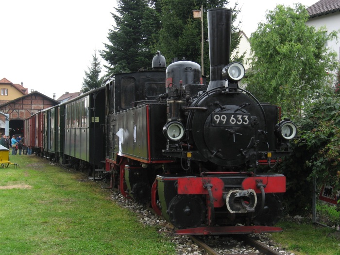 99&nbsp;633 noch kalt und teilweise ohne Treibstangen ausgestellt im Bahnhofsbereich von Ochsenhausen, mit angeklebter / plakatierter Absicht und Hoffnung, die Lok nach kompletter Aufarbeitung wieder in Betrieb zu setzen, um 13:30h am 09.08.2007 fotografiert