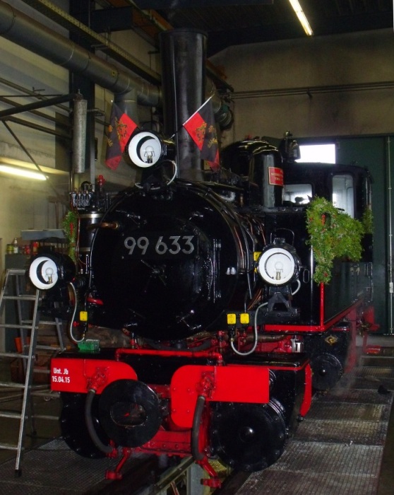 99&nbsp;633 in der Halle in Warthausen, Fotos um ca. 9:05h am 01.05.2015