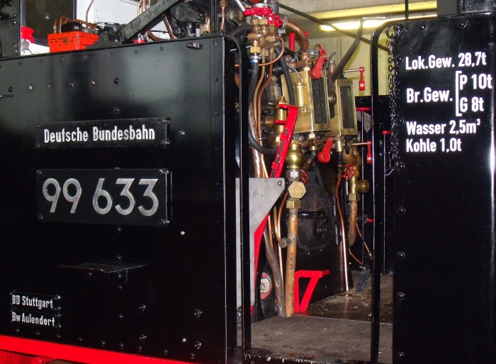 99&nbsp;633 in der Halle in Warthausen, Fotos um ca. 9:05h am 01.05.2015