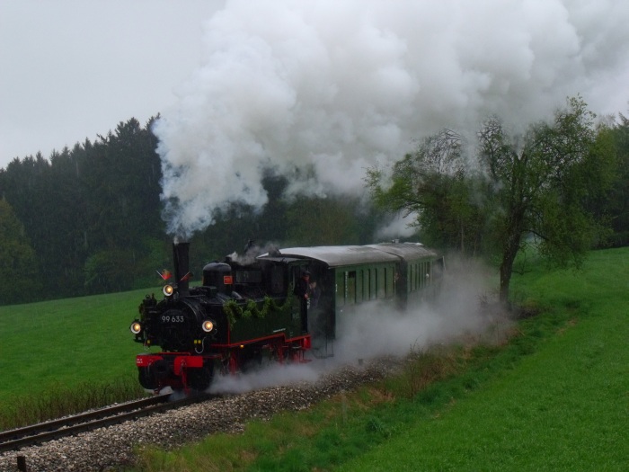 99&nbsp;633 mit Regelzug auf dem Weg von Ochsenhausen nach Warthausen in der Steigung hinter Reinstetten (etwa bei km&nbsp;16,3), um 12:20h am 1.Mai 2015
