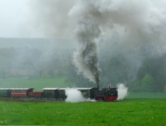 99&nbsp;633&nbsp;Tv mit Zug Warthausen-Ochsenhausen im Beginn der langen Steigung bei Wennedach, um 15:30h am 1.Mai 2015
