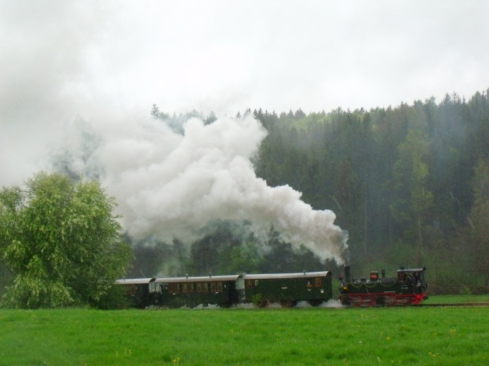 99&nbsp;633&nbsp;Tv mit Zug Warthausen-Ochsenhausen in der langen Steigung bei Wennedach, um 15:30h am 1.Mai 2015