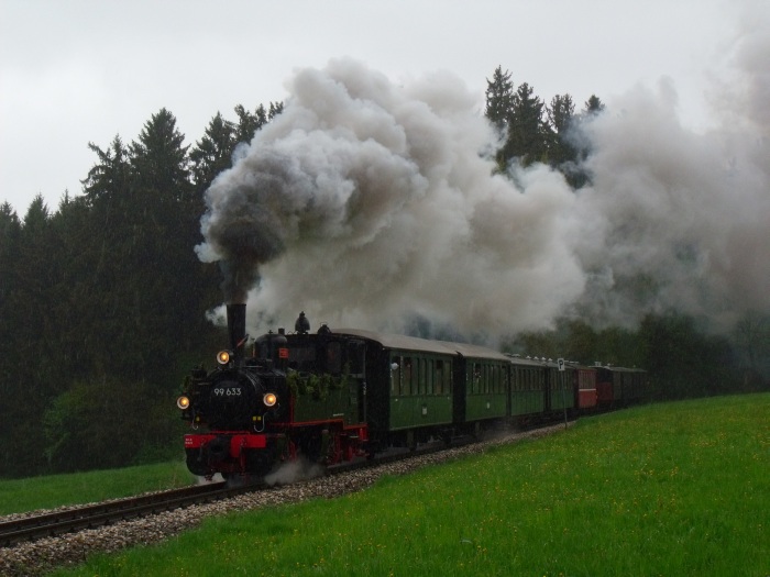 99&nbsp;633 mit Zug Ochsenhausen&rarr;Warthausen, dem letzten an diesem total und ergiebig verregneten Tag, aufgenommen nun in der Steigung weit hinter Reinstetten, bei km&nbsp;16,4, um 16:42h