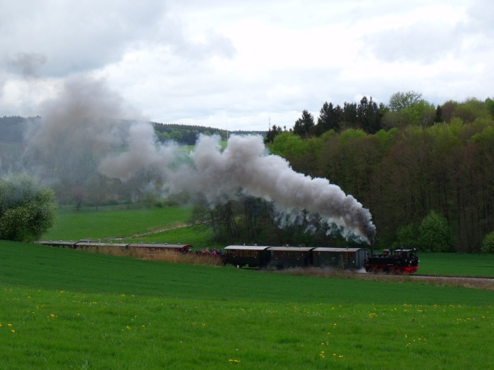 99&nbsp;633&nbsp;Tv mit Zug Warthausen&rarr;Ochsenhausen in der Steigung bei Wennedach, um 11:11h am 2.Mai 2015
