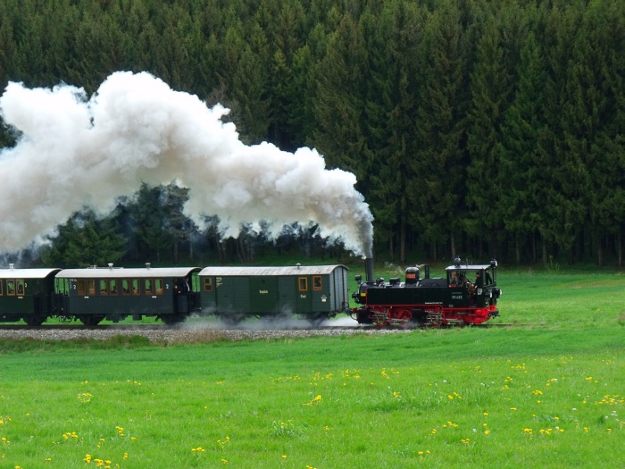99&nbsp;633&nbsp;Tv mit Zug Warthausen&rarr;Ochsenhausen in der Steigung bei Wennedach, um 11:11h am 2.Mai 2015