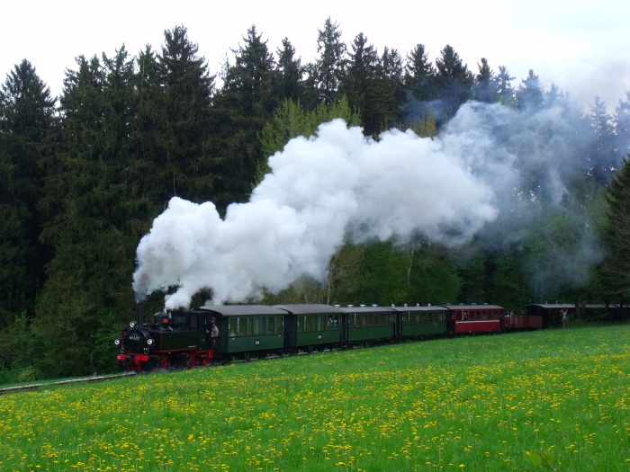 99&nbsp;633 an einer schön beblümten Frühlingswiese in der Steigung zwischen Reinstetten und Wennedach bei km&nbsp;16,4, um 12:27h am 02.05.2015
