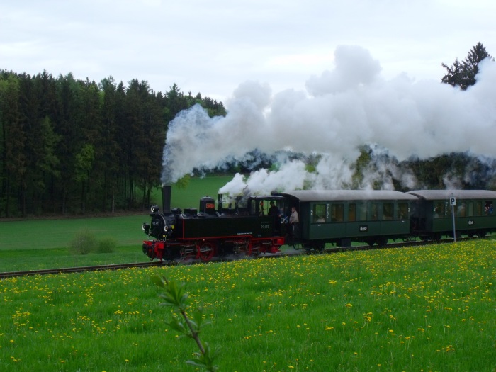 99&nbsp;633 an einer schön beblümten Frühlingswiese in der Steigung zwischen Reinstetten und Wennedach bei km&nbsp;16,4, um 12:27h am 02.05.2015