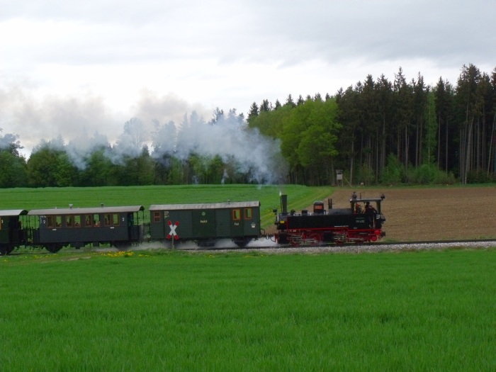 99&nbsp;633&nbsp;Tv mit Zug Warthausen&rarr;Ochsenhausen, an den Feldern kurz vorm Scheitelpunkt der Steigung oberhalb von Wennedach, bei km&nbsp;15,4, um 15:30h am 02.05.2015