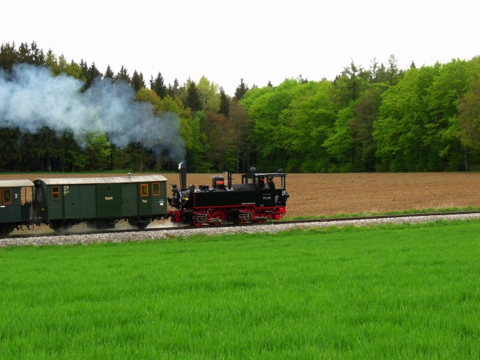 99&nbsp;633&nbsp;Tv mit Zug Warthausen&rarr;Ochsenhausen, an den Feldern kurz vorm Scheitelpunkt der Steigung oberhalb von Wennedach, bei km&nbsp;15,4, um 15:30h am 02.05.2015