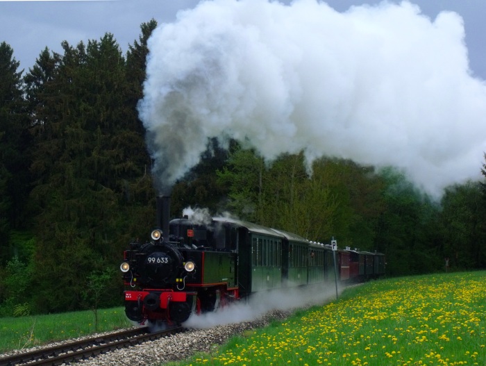 99&nbsp;633 mit dem typischem 9-Wagen Planzug auf dem Weg zurück von Ochsenhausen nach Warthausen, fotografiert (und akustisch aufgenommen) in der Steigung hinter Reinstetten (etwa beim Kilometerstein 16,4), um 16:36h am 2.Mai 2015