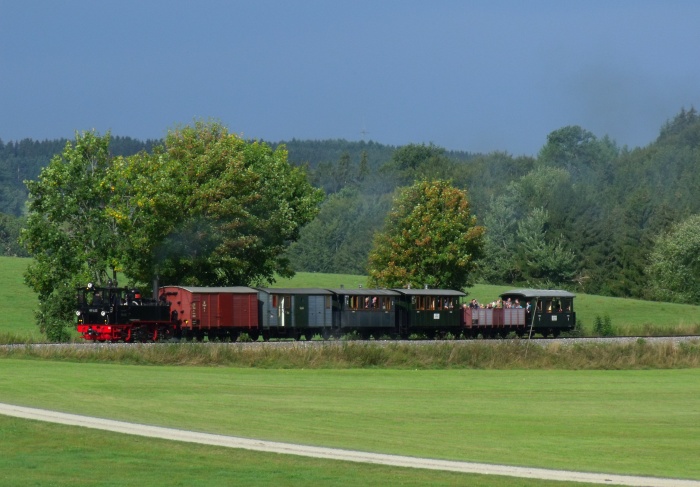 99&nbsp;633&nbsp;Tv mit Zug Warthausen-Ochsenhausen, in der üblicherweise aufgesuchten Steigung bei Wennedach, um 9:45h am 13.09.2015